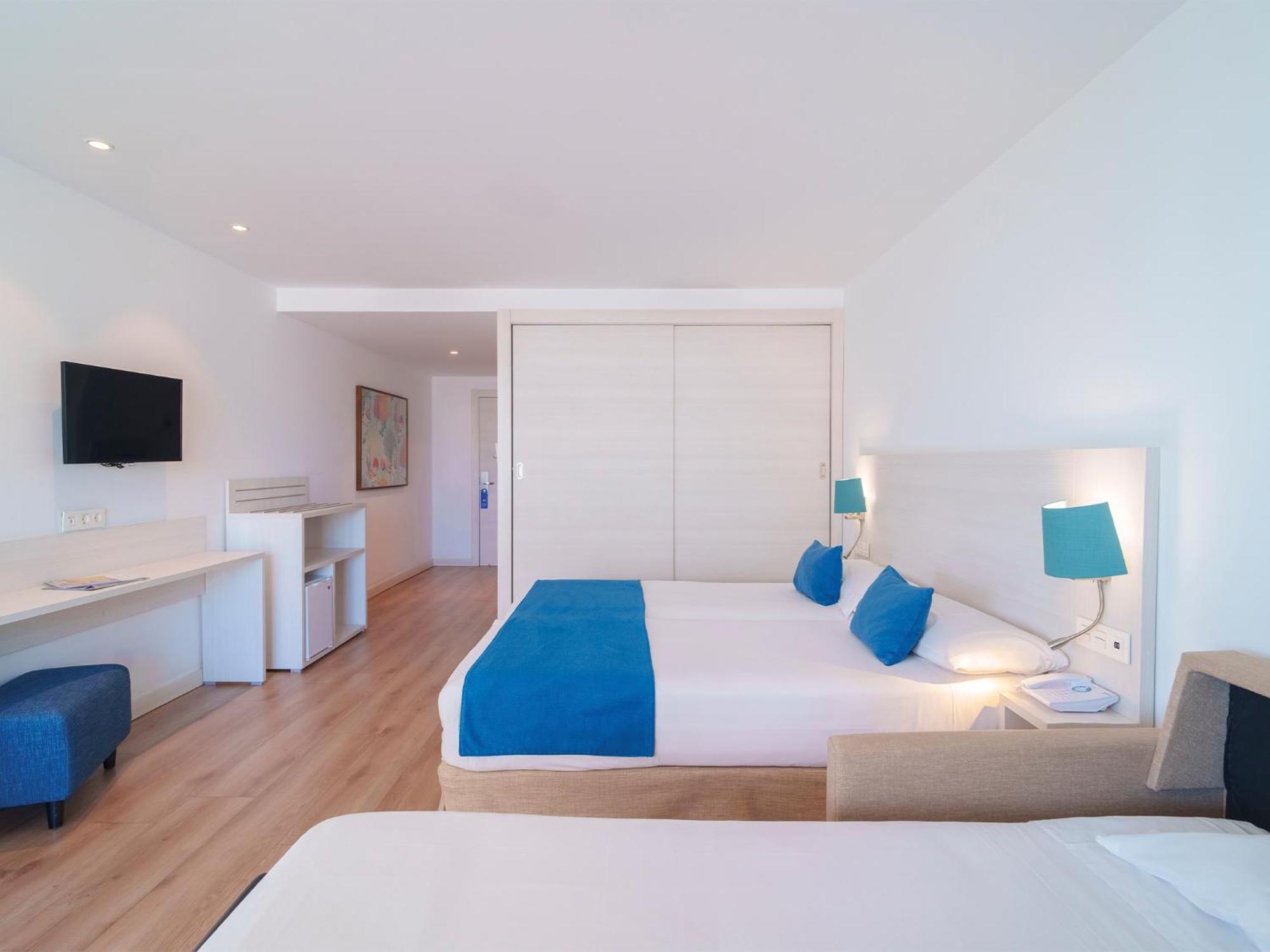 Habitación Triple con vistas laterales al mar